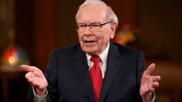 Warren Buffett’s Berkshire Hathaway Faces Losses as it Sells Entire Paramount Stake