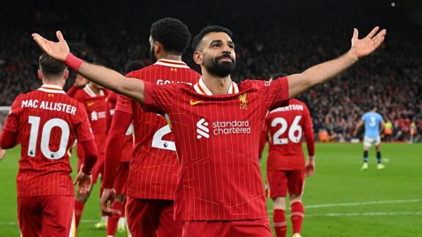 محمد صلاح يقدم تنازلات لتمديد عقده مع ليفربول: خطوة نحو الاستمرارية أم ضغط على النادي؟