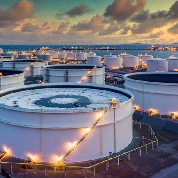 تصعيد سياسي يشعل الأسواق: كيف دفعت تهديدات ترامب أسعار النفط إلى القفز؟