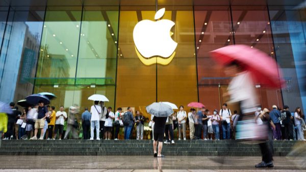 Apple Shares Slide as Beijing Mulls App Store Antitrust Probe