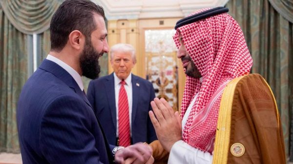 السعودية تقود وساطة ناجحة بين سوريا وأمريكا .. ودعوات للاستثمار في النفط والغاز