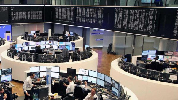 Erste Group Bank Soars, Shell Slips: European Markets Start the Week on a Mixed Note