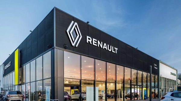 Renault Shares Sink 17% After Slashing 2025 Guidance and Leadership Shakeup