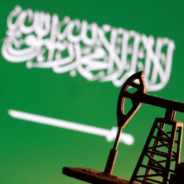 السعودية تنقل النفط بعيدًا عن هرمز .. 7 ملايين برميل يوميًا عبر خط شرق-غرب